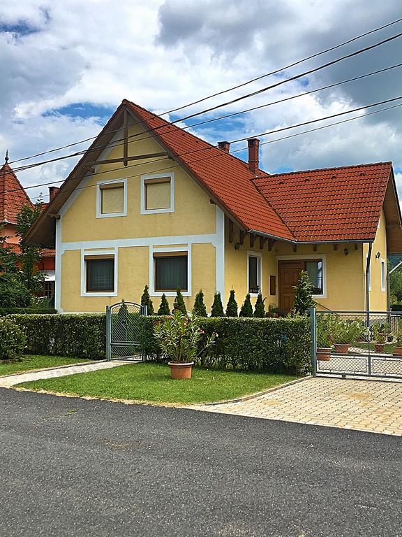 Petra Apartmanház Badacsonytomaj Esterno foto